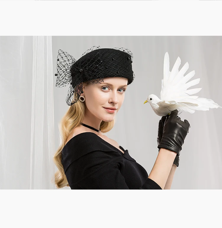 3 dames hoed kerk