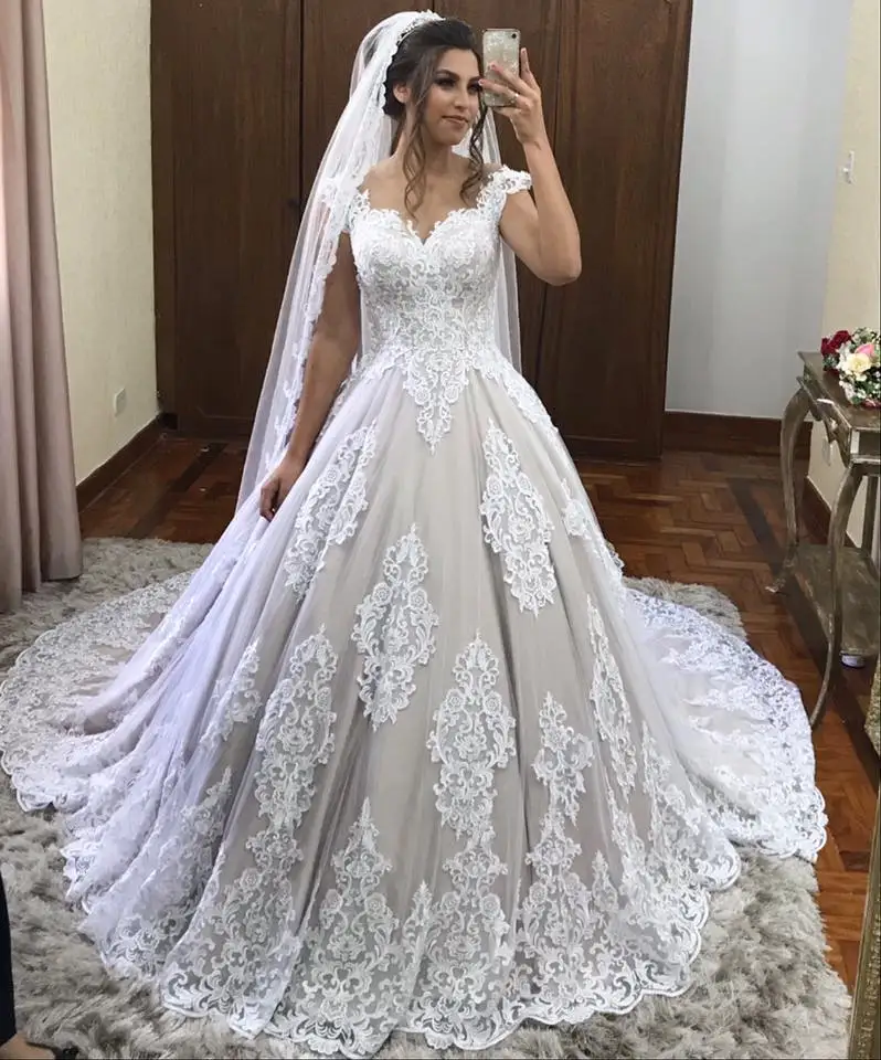 

Vestido de noiva Unique Lace Appliques Luxury Wedding Dress Chapel Train Robe de mariee 2018 Ivory Champagne Bride Dress