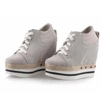 Новая модная женская повседневная обувь на высокой платформе с заклепками из пеньковой веревки на толстой подошве, со шнуровкой, из коровьей замши, на скрытой танкетке