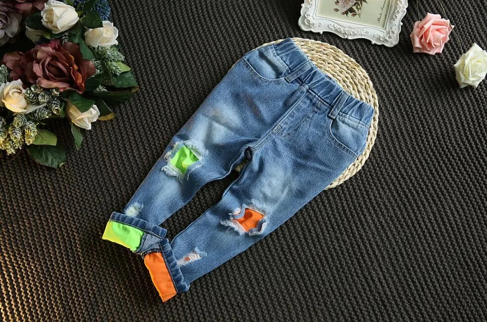 Новые стильные детские джинсы, брюки для мальчиков и девочек, осенние модные дизайнерские детские джинсовые штаны, повседневные рваные джинсы для 3-7 лет
