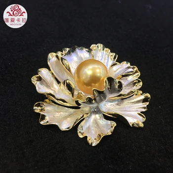 

WEICOLOR Very Nice Flower Shaped Big 14/16mm Round Golden And White Mother Pearl Brooch.