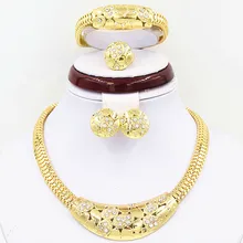 Золото Цвет довольно сплава кристаллы цветок большой Для женщин партии Ювелирные наборы Цепочки и ожерелья, браслет, Серьги и кольцо Наборы для ухода за кожей