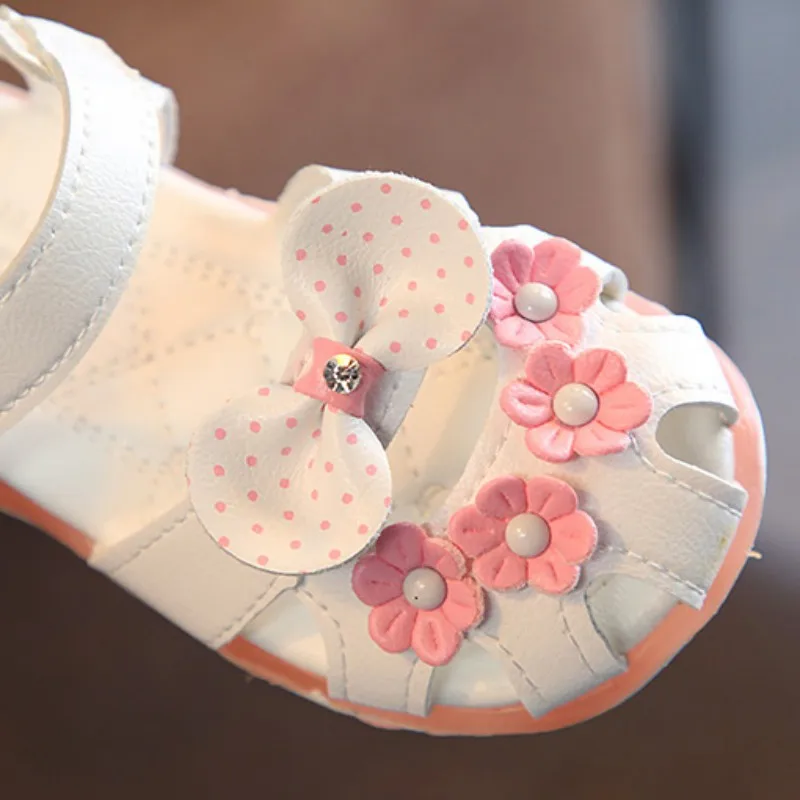Детская обувь для девочек Дети PU Обувь с цветочным орнаментом для девочек Нескользящие светодиодный освещения для девочек сандалии Лето