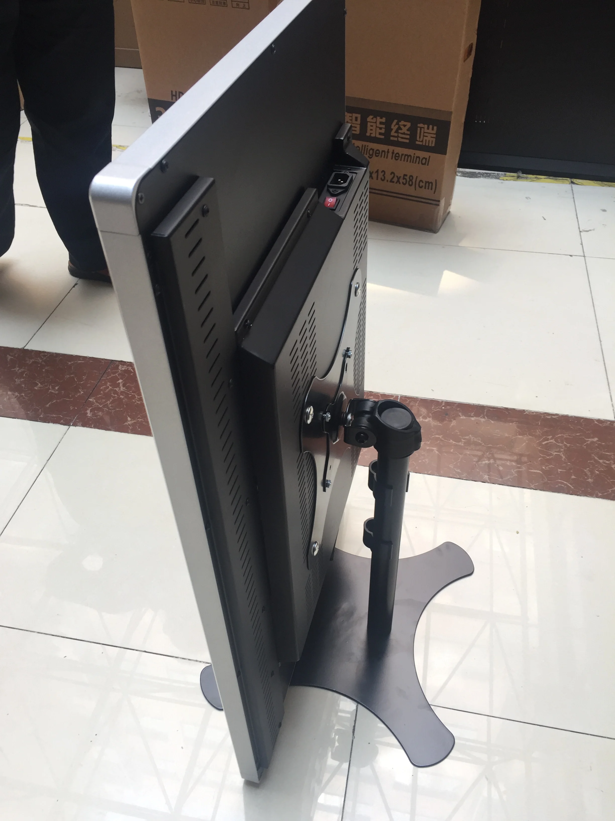 

Movable portable 32 Inch wifi Digital Signage table desktop Lcd Touch Screen Monitor display with PC buit in