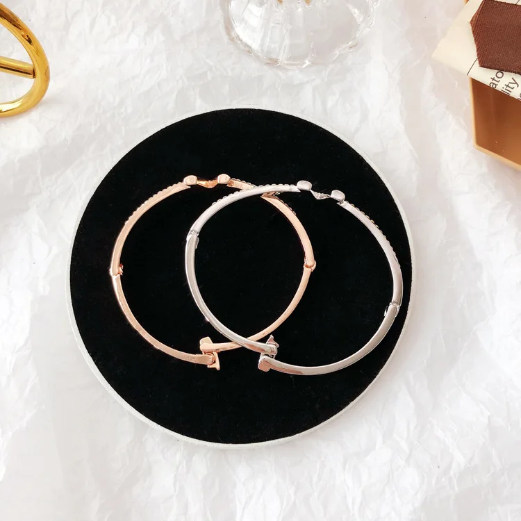 Luxury Jewelry Women Crystal V Bracelet Bangle Korean Fashion Trendy Geometric Exquisite Luxury Letter Bracelets