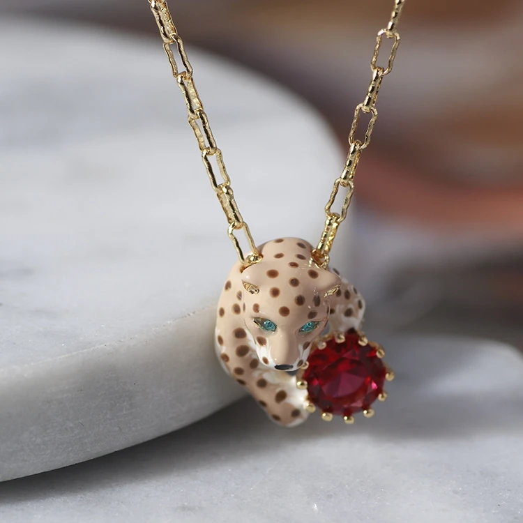 

European and American exquisite fashion enamel lovely pink cheetah red crystal clavicle chain short necklace lady