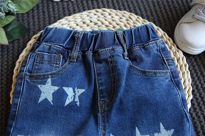 Новое поступление года, Детские уличные модные джинсы для мальчиков весенние повседневные джинсовые штаны со звездами и буквами для мальчиков от 2 до 7 лет
