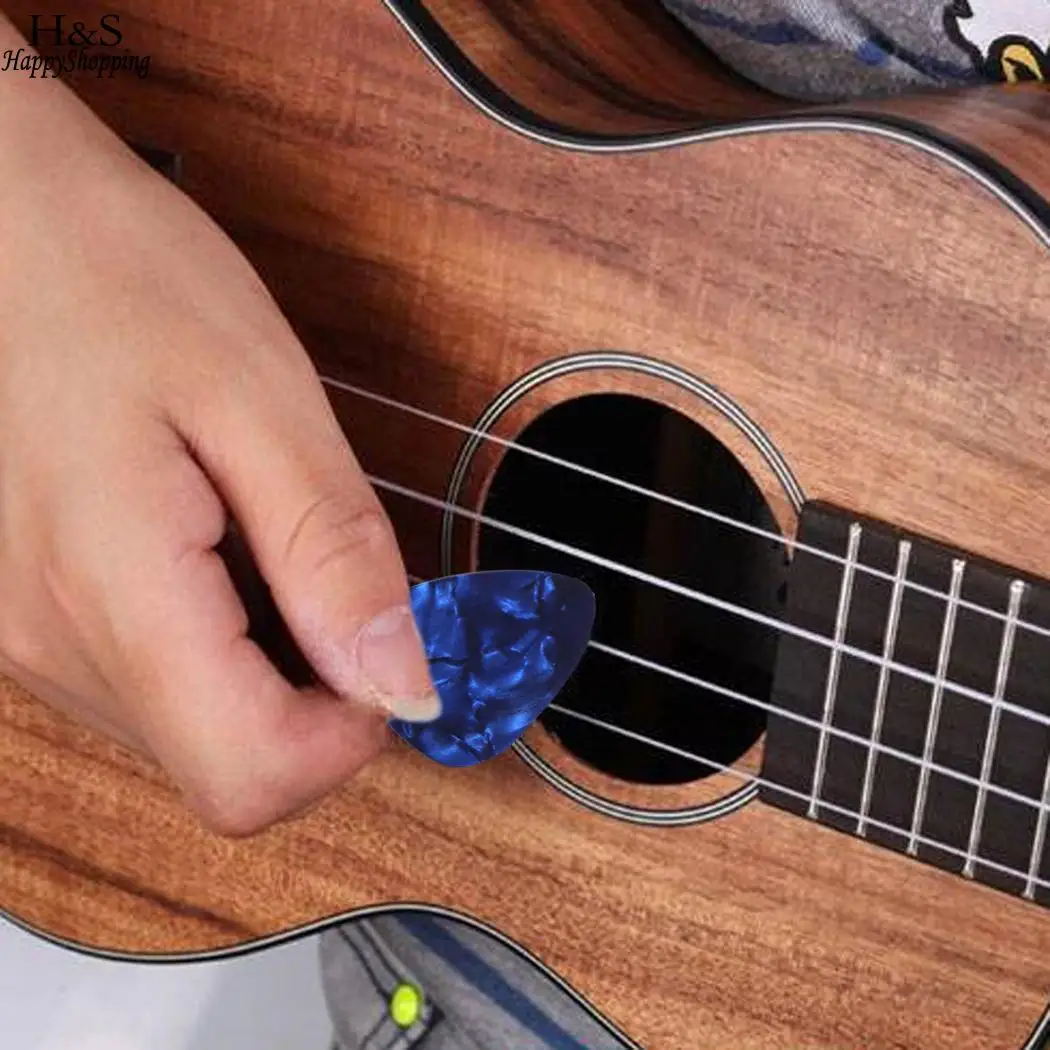 медиатор в струнах. медиатор для гитары. струны медиаторы. медиатор 1 мм. холдер для медиаторов.