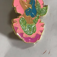 Индивидуальный цинковый сплав Эмаль шпильки с золотым покрытием+ бабочка сцепления с блестками