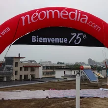 Изготовленная на заказ гигантская круглая надувная арка с логотипом для рекламы с различными баннером в спортивном случае