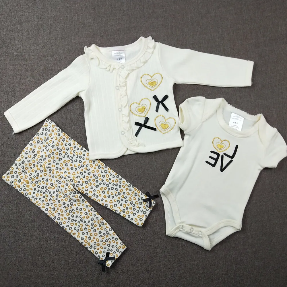 Милая Одежда для маленьких девочек комплект из 3 предметов: пальто+ боди+ брюки с принтом «любовь» и леопардовым принтом для новорожденных