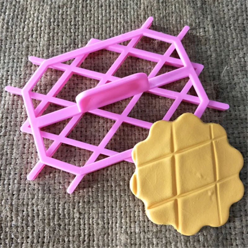 

1PC Cake Chocolate Mold Diamon Shaped Plastic Printing Biscuits Cookies Cutter Embosser Fondant Gum Paste Cake Decoration Tools