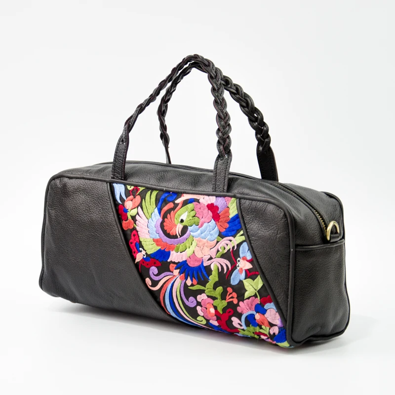 

Ladies' Handmade Embroidered Messenger Bag Handbag Simple and Fashionable