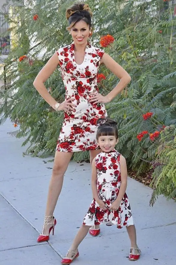 Летнее платье; одинаковые платья для мамы и дочки; модная одежда с короткими рукавами и цветочным принтом «мама и я»; одинаковые комплекты для семьи