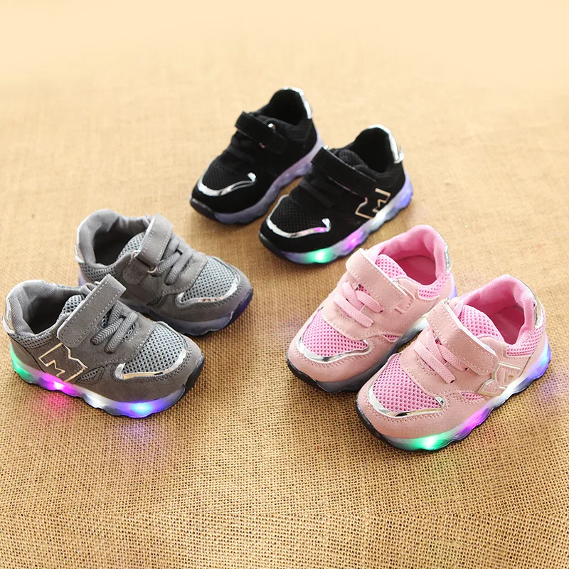 

2017 European Cool fashion Patch hot sales M baby casual shoes high quality Solid color LED shoes high quality boys girls shoes