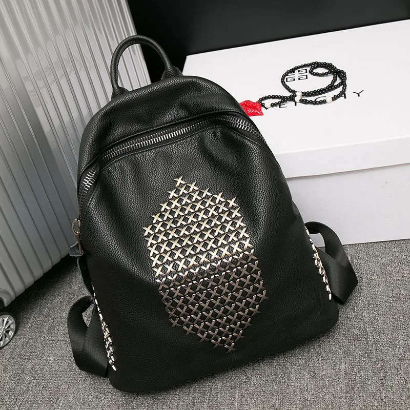 

Women's Korean version of the new rivet leather diamond Trend of the Japanese zipper College oxford backpack