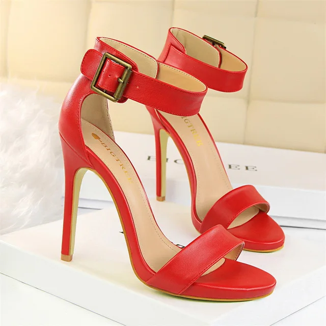 Ретро пряжки Летние женские босоножки Для женщин Модная обувь на платформе из искусственной кожи обувь на высоком каблуке с открытым носком Для женщин Брендовые босоножки - Цвет: Красный