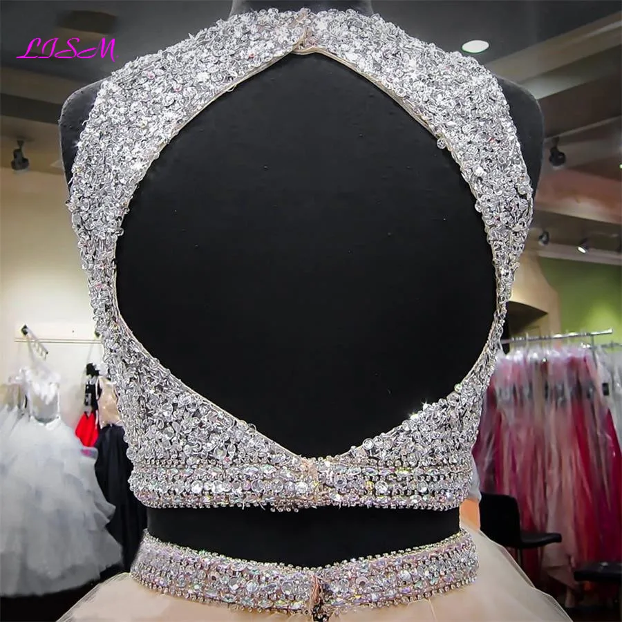 Fényűzés kristályok Két pièces golyós Bor színe Quinceañera dresses o-neck gyöngyös nyitva Hátsó Díszfelvonulás Bor színe stv Lépcsőzetes organza Jószagú 16 ruhát