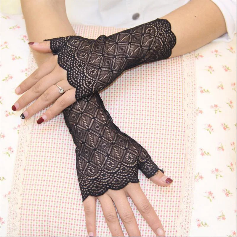 Модные, пикантные летние женские Половина Finger солнцезащитный крем короткая кружевная перчатка Для женщин вождения перчатки без пальцев черная короткая одежда для защиты от Солнца перчатки G173