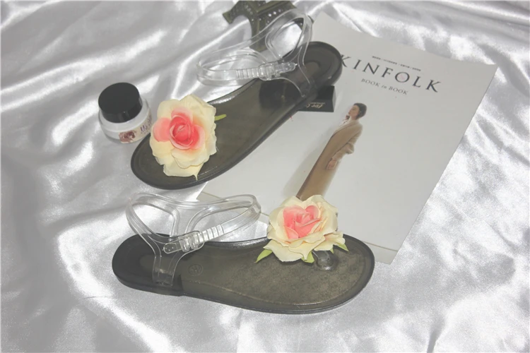 Пляжные прозрачные сандалии с украшением в виде кристаллов; женская летняя обувь; Новинка года; милые босоножки на плоской подошве для средней школы; женская обувь