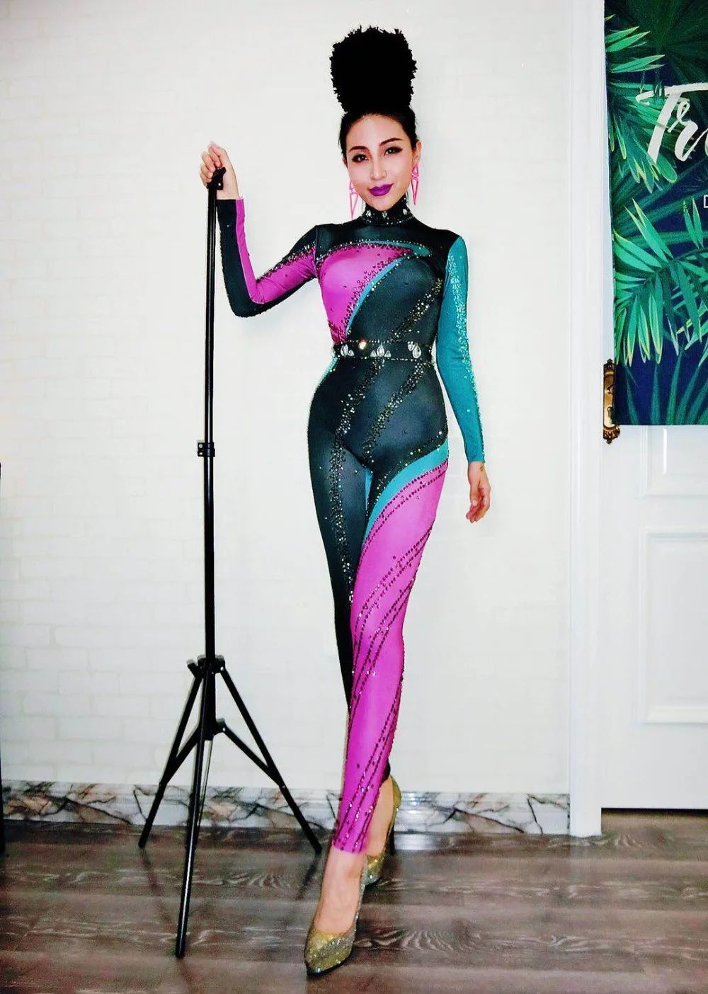 Рисунок 3 - Пикантный яркий комбинезон-стразы