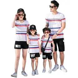 Одинаковые комплекты для папы, мамы и детей, летняя хлопковая футболка в полоску, пляжная одежда для всей семьи, одежда для мамы и дочки H0262