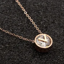Nuevo círculo incrustaciones de cristal V carta colgante de collar de titanio rosa de acero marca de oro de la joyería pequeña exquisito collar regalo Mujer