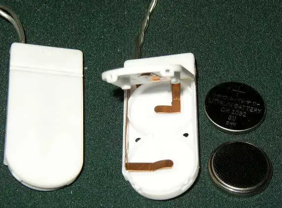 vase_battery_box_and_batteries_in_and_out_x_3