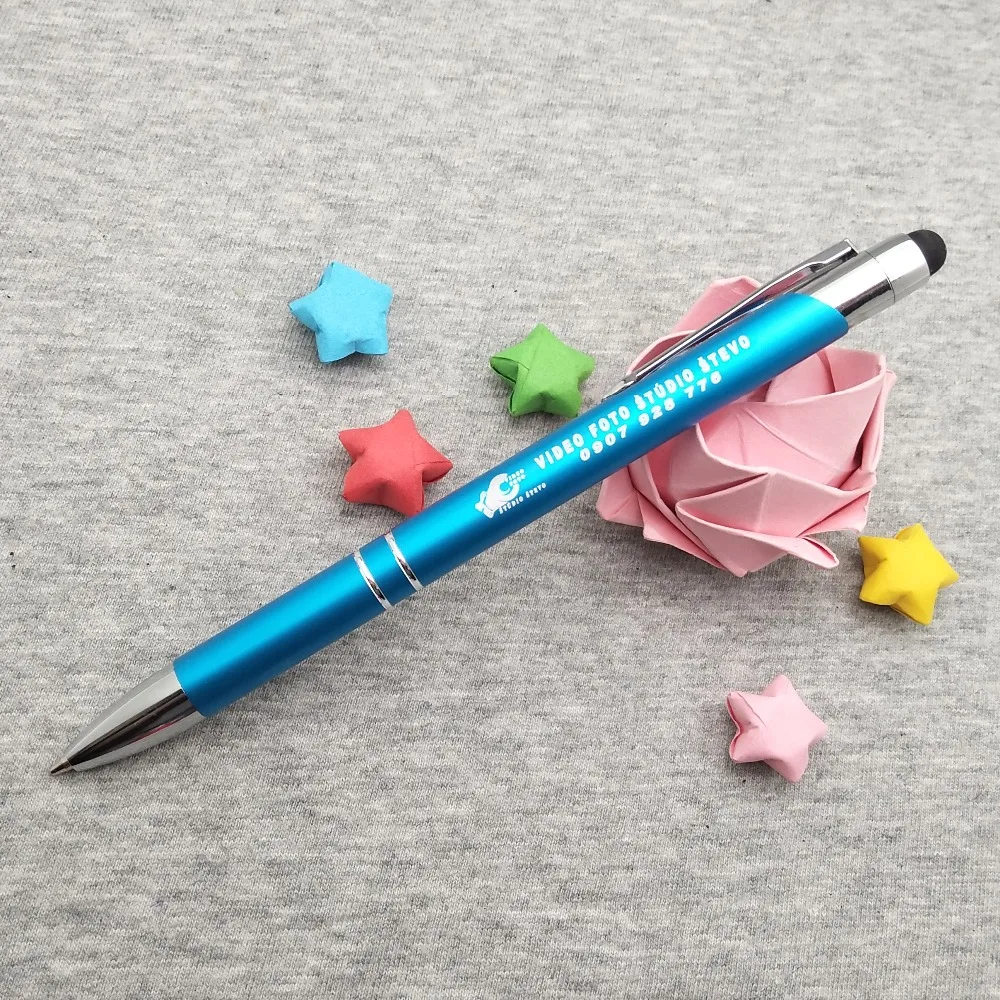 Дизайн, металлическая шариковая ручка с резиновым сенсорным стилусом на ручке, сверху бесплатный логотип, индивидуальный логотип компании/адрес/телефон для подарков