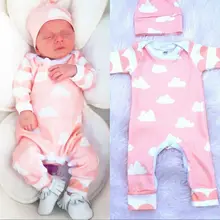 Милый детский розовый комбинезон с длинными рукавами и рисунком белых облаков для новорожденных девочек+ шапочка, комплект одежды из 2 предметов