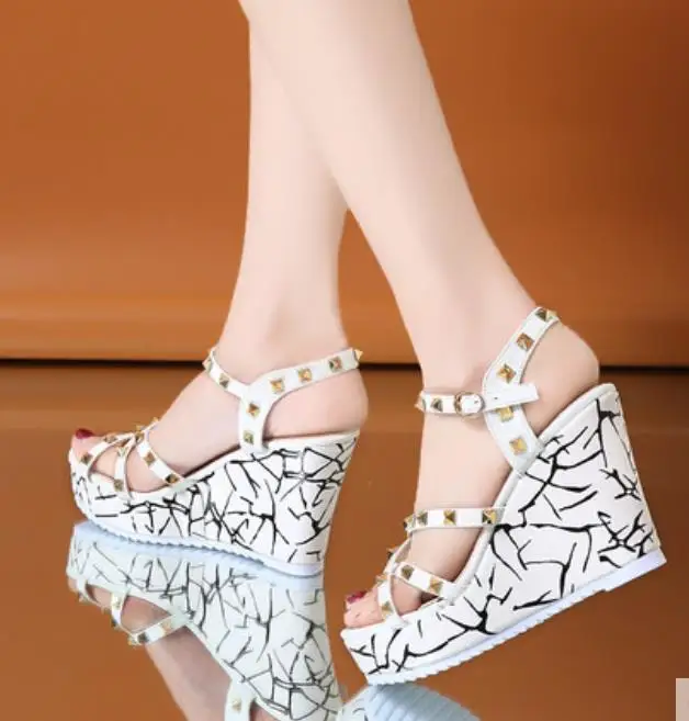 

Summer 2019 new wedges with rivets waterproof platform fashion versatile sandals