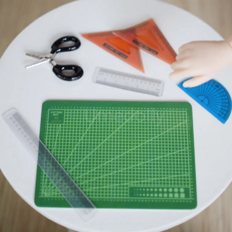 

1 Set Cute Mini Dollhouse Miniature Cutting Mat Ruler Scissor for 1/6 Doll Blyth Pullip Accessories