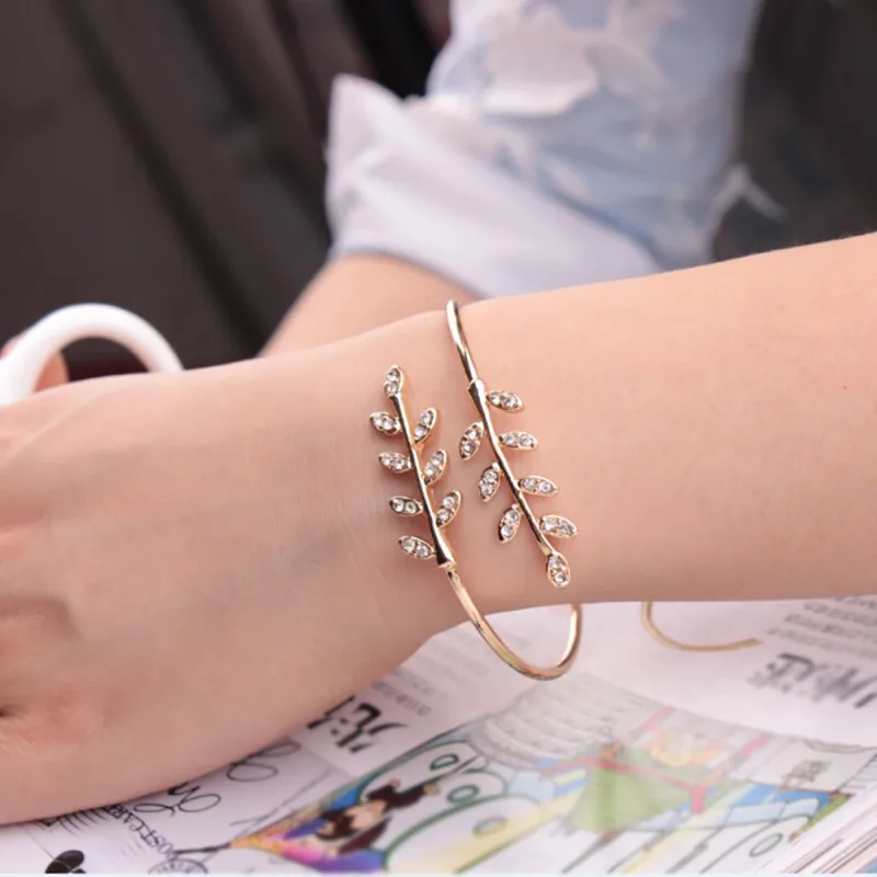 

Woman Adjustable Cubic Open Palm Cuff Bracelets Hand Bangle for Women Feather 3 Colors Fashion Ladies Bangles Girl Gifts