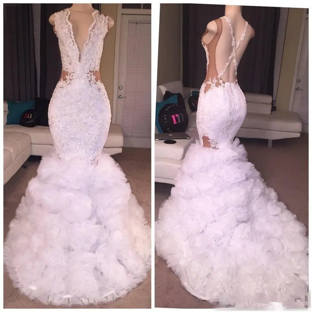 Afrikaanse Witte Mermaid Lace Prom Jurken Kelderen V-hals Puffy Rok Sexy Kriskras Backless Ruches Lange Trein Avondjurk Afrikaanse Witte Mermaid Lace Prom Jurken Kelderen V-hals Puffy Rok Sexy Kriskras Backless Ruches Lange Trein Avondjurk