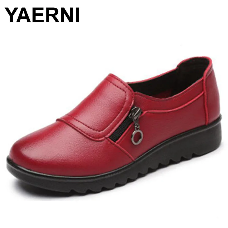Vente YAERNI Automne Chaussures Mode Casual Femmes En Cuir de Femmes Chaussures Dames Glissent Sur Confortable Plus La Taille des chaussures de Travail livraison gratuite