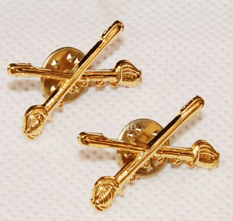 

PAIR OF WW2 US ARMY CAVALRY SWORDS METAL OFFICER COLLAR BADGES PIN-US256