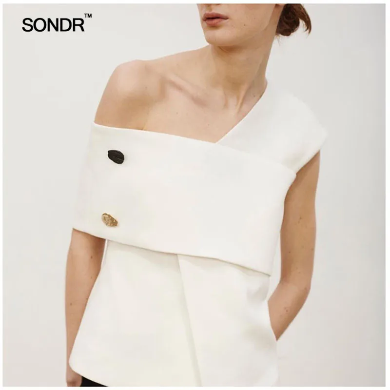 

SODNR Spring/summer 2019 irregular two grain of buckle white black one shoulder shoulder women's short sleeve blouse