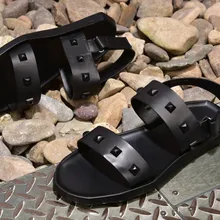 Мужские модные летние удобные сандалии на плоской подошве мужские пляжные сандалии с круглым носком на мягкой подошве с заклепками мужские черные дышащие сандалии