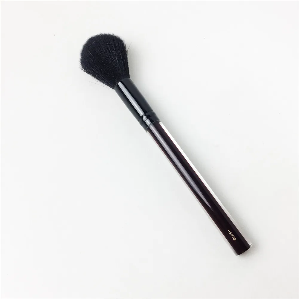 Kevyn Aucoin The Blush Brush _ 1