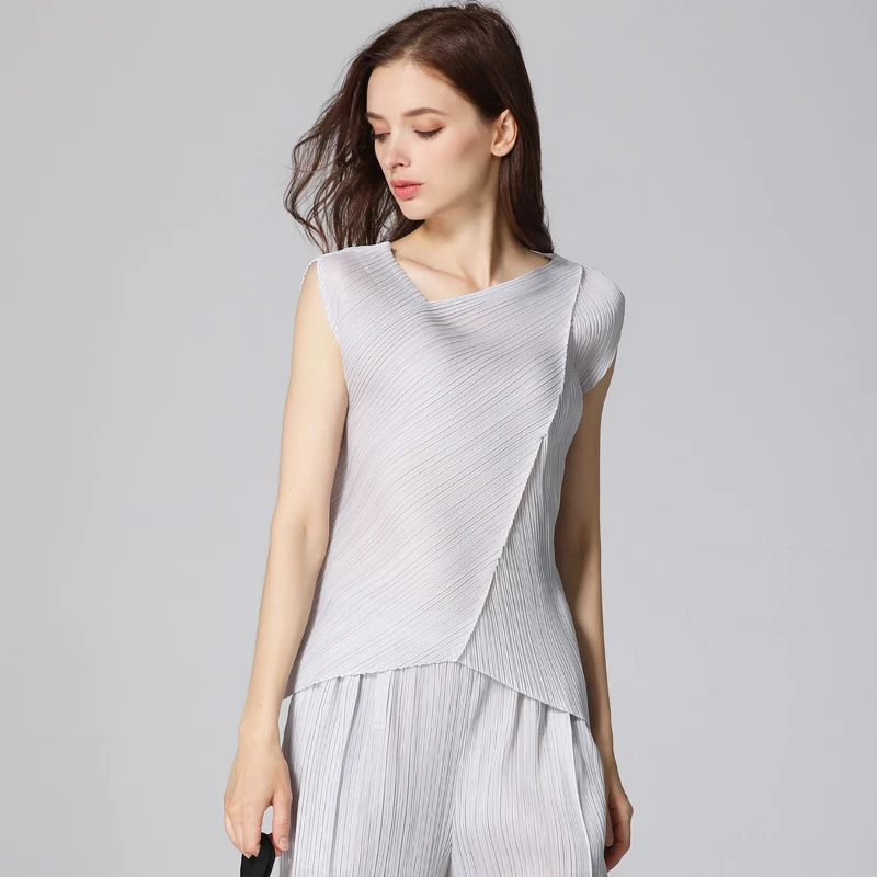 Женская футболка Changpleat однотонная облегающая без рукавов с треугольным вырезом