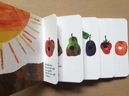 Cartão de Bordo Carle a Lagarta Faminta com Buracos Livros de Brinquedo de Aprendizagem para Crianças Engraçadas Inglês Livro Eric Muito 3 Crianças engraçadas inglês cartão de bordo livro