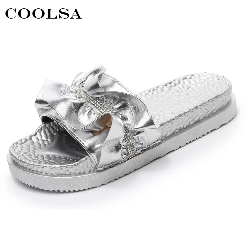 COOLSA/Лидер продаж; летние женские шлепанцы со стразами; домашние тапочки на плоской подошве со складками и цветами; повседневные женские пляжные сандалии; домашняя обувь - Цвет: Серебристый