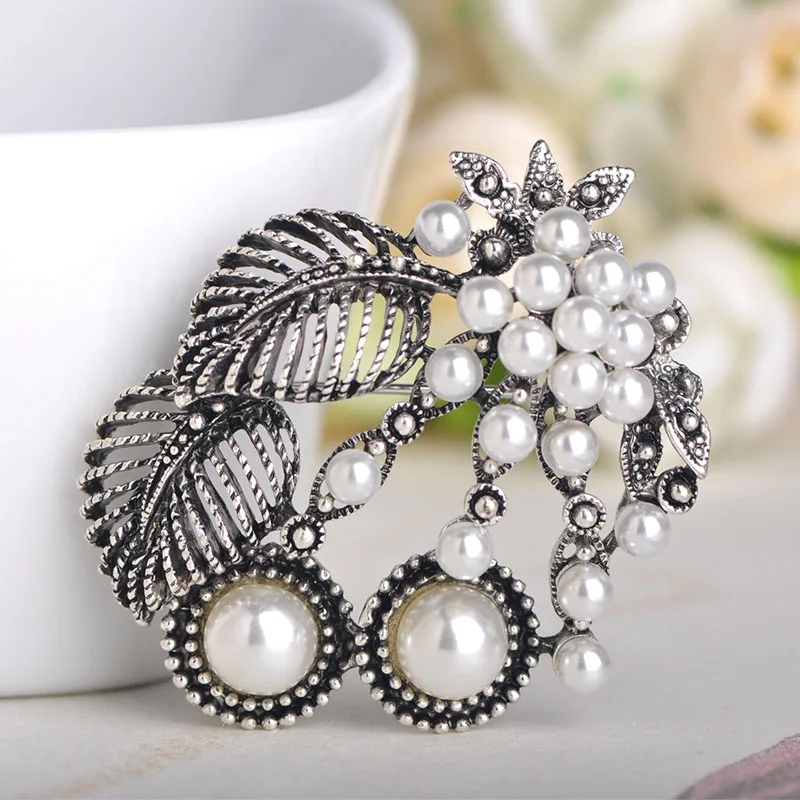 Blucome Vintage Flowers Leaf Shape Brooch Antique Gold Color Imitation Pearl Jewelry Pins Women Girls Scarf Buckles Suit Clips