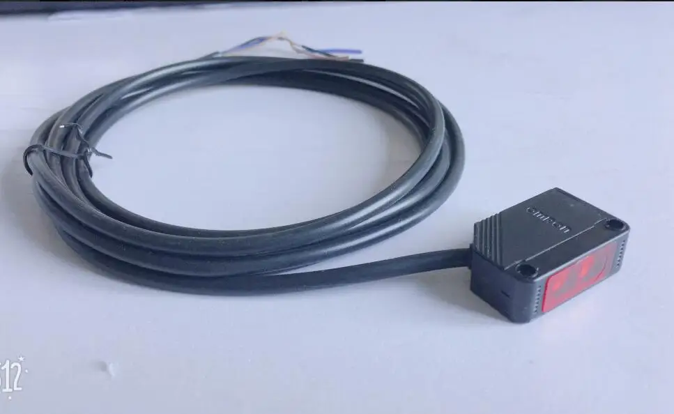Infrared diffuse reflection type photoelectric switch E3Z-D61 E3Z-D62 E3Z-D81 E3Z-E82 DC12-24V 3 wire 2M Infrared diffuse reflection type photoelectric switch E3Z-D61 E3Z-D62 E3Z-D81 E3Z-E82 DC12-24V 3 wire 2M