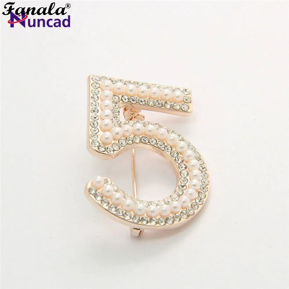 

5 Number pearls Personality Brooches Pins Digital Brooches Brooches Design with Letters Rhinestone Artificial 2017 Christmas