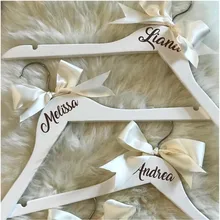 2 шт. в партии, белые деревянные цвета, логотип на заказ, свадебные деревянные вешалки для невесты, индивидуальный подарок для невесты