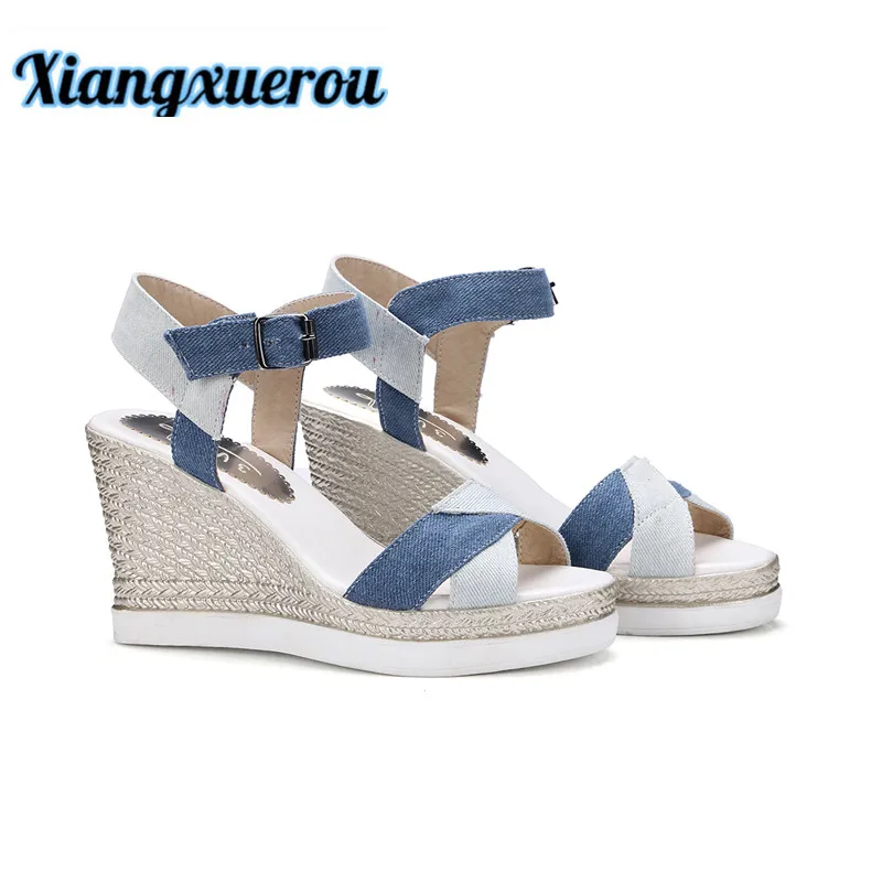 Xiangxuerou In summer 2018, the new slope and waterproof platform will be equipped with a small and fresh color denim sandals.