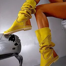 Женские сапоги до колена на плоской подошве с заклепками и ремешком; Желтые Замшевые осенние сапоги для верховой езды; женская обувь на плоской подошве с круглым носком; Botas