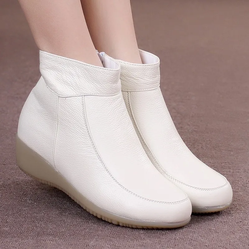 Мягкая рабочая обувь для медсестер, новые зимние удобные кожаные сапоги на плоской подошве белого цвета, женская теплая обувь для