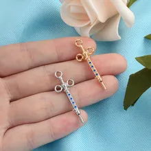 Broche à seringue avec cristaux bleus, bijoux médicaux, cadeau pour médecin/infirmière/MD/étudiant en médecine